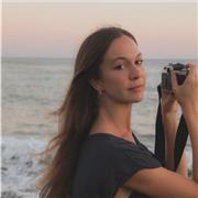 Profesora de arte imparte clases particulares a niñas y niños de todas las edades